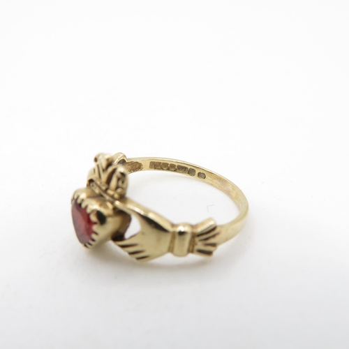 166 - 9ct gold vintage garnet irish claddah ring (1.4g) Size I