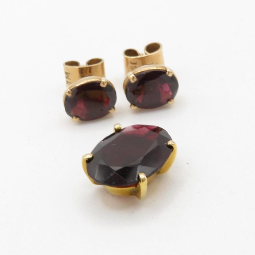 105 - 2x 9ct gold garnet pendant & stud earrings set (5.1g)