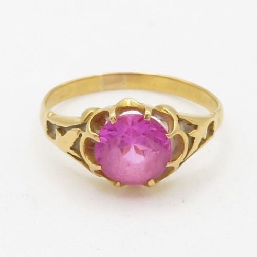 112 - 18ct gold vintage red gemstone solitaire dress ring with cut work shoulders (2.6g) Size  N