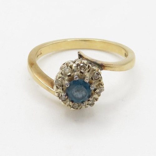 90 - 9ct gold diamond & topaz halo ring (3.5g) Size  P