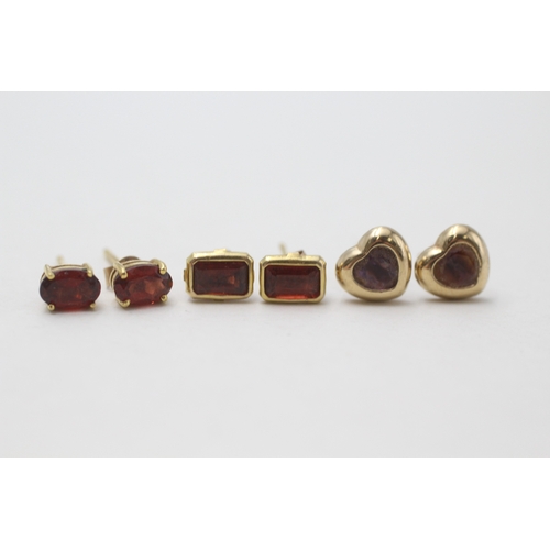 104 - 3x 9ct gold amethyst & garnet stud earrings (2.3g)