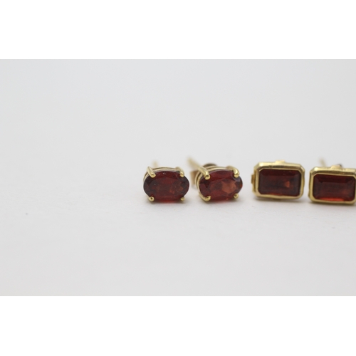 104 - 3x 9ct gold amethyst & garnet stud earrings (2.3g)