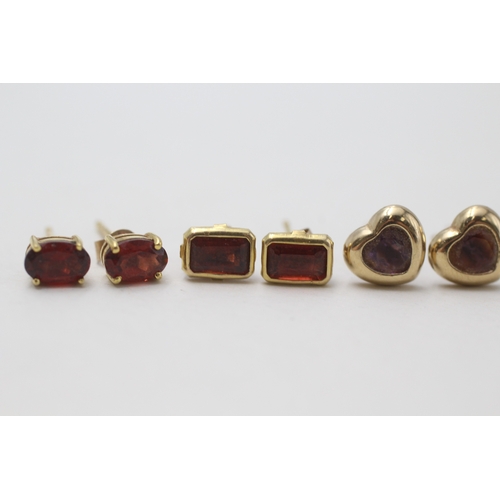 104 - 3x 9ct gold amethyst & garnet stud earrings (2.3g)