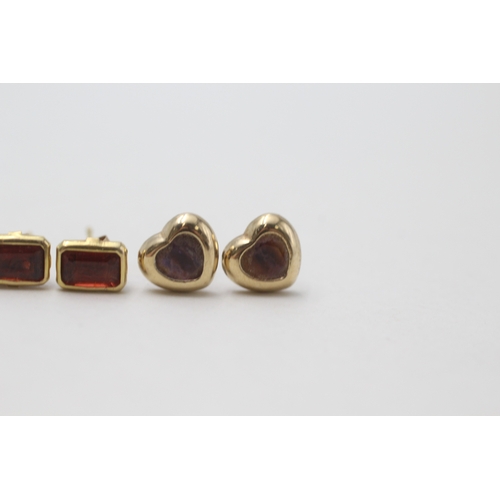 104 - 3x 9ct gold amethyst & garnet stud earrings (2.3g)