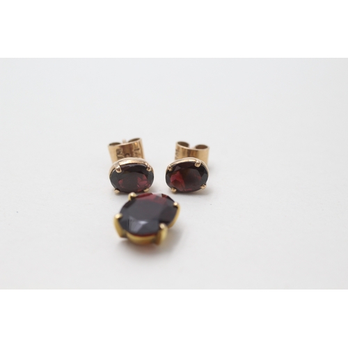 105 - 2x 9ct gold garnet pendant & stud earrings set (5.1g)