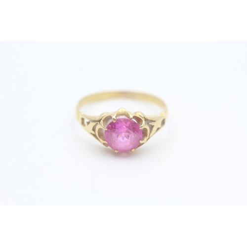 112 - 18ct gold vintage red gemstone solitaire dress ring with cut work shoulders (2.6g) Size  N