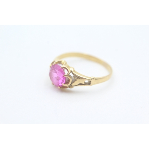 112 - 18ct gold vintage red gemstone solitaire dress ring with cut work shoulders (2.6g) Size  N