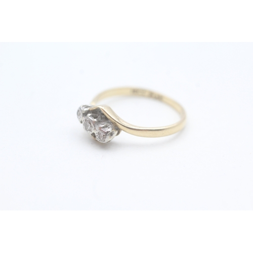 117 - 18ct gold and platinum vintage diamond trilogy cross over dress ring (2g) Size  K 1/2