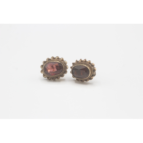 29 - 9ct gold garnet stud earrings (2g)