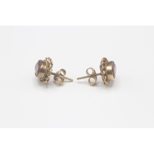 29 - 9ct gold garnet stud earrings (2g)