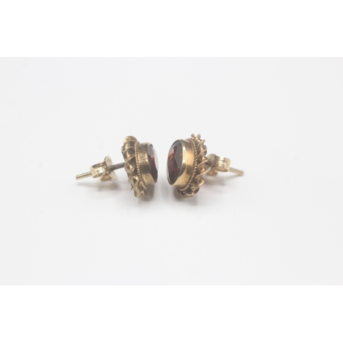 29 - 9ct gold garnet stud earrings (2g)