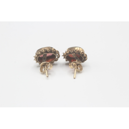 29 - 9ct gold garnet stud earrings (2g)