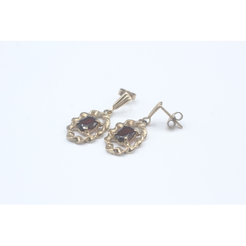 47 - 9ct gold garnet drop earrings (2.9g)