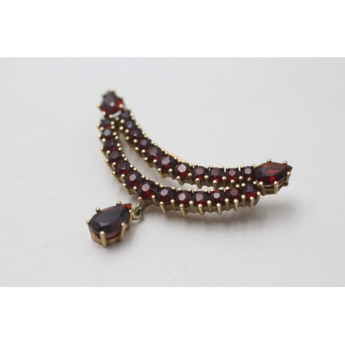 76 - 9ct gold vintage garnet drop brooch (5.1g)