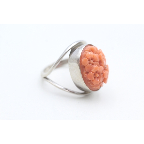 8 - 18ct gold carved floral coral dress ring (6g) Size  K