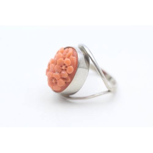 8 - 18ct gold carved floral coral dress ring (6g) Size  K