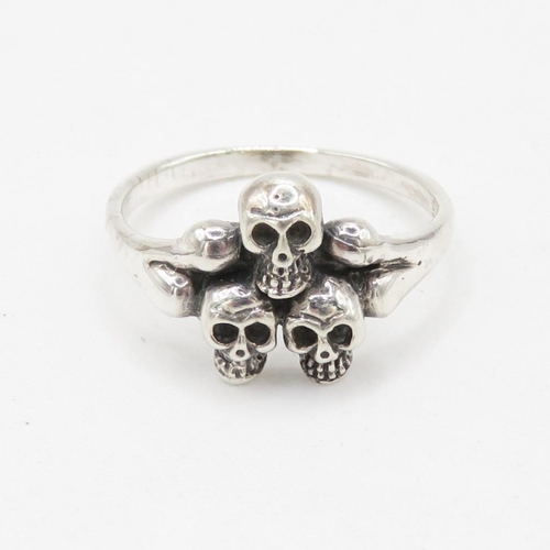 343 - HM 925 Sterling Silver triple skull ring (3.7g) In excellent condition