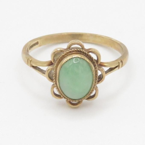 56 - 9ct gold jade ring (2g) Size N 1/2