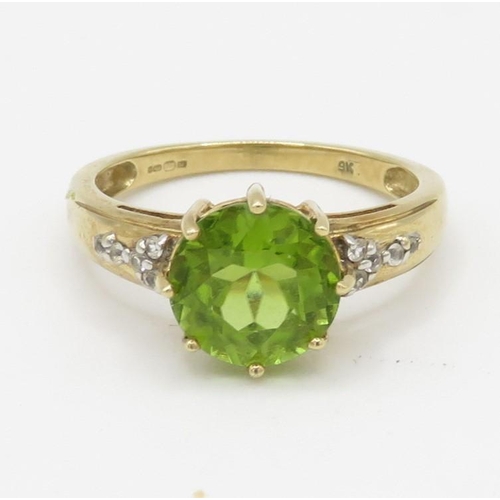 64 - 9ct gold peridot and white gemstone ring (3g) Size O