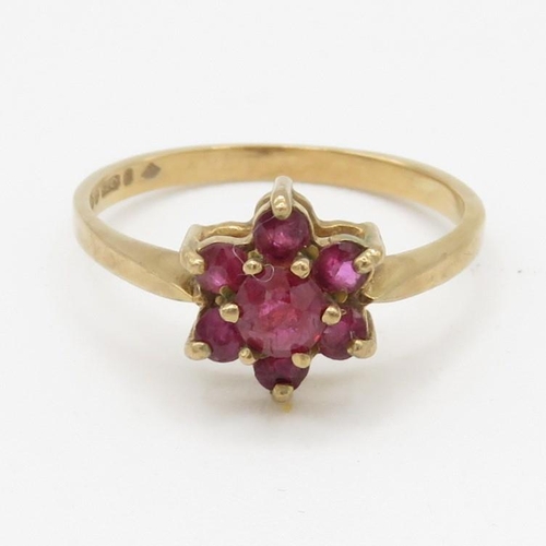 65 - 9ct gold vintage ruby cluster ring (2g) Size N 1/2