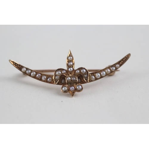 10 - 9ct rose gold antique seed pearl set crescent moon surmounted by a fleur-de-lis brooch (2.6g)