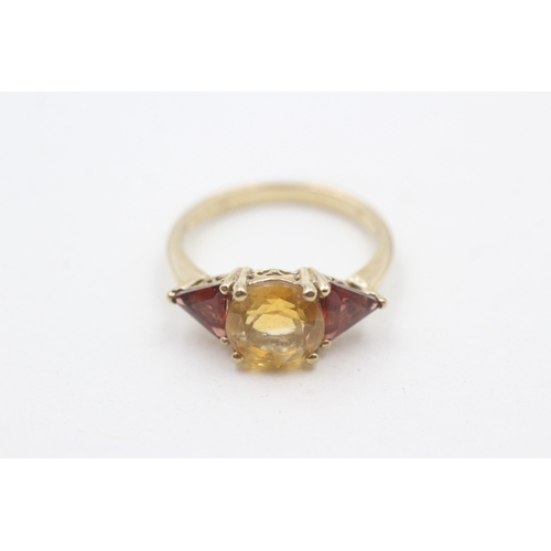 101 - 9ct gold citrine and garnet ring (2.4g) Size N