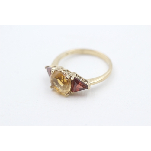 101 - 9ct gold citrine and garnet ring (2.4g) Size N