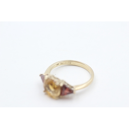 101 - 9ct gold citrine and garnet ring (2.4g) Size N