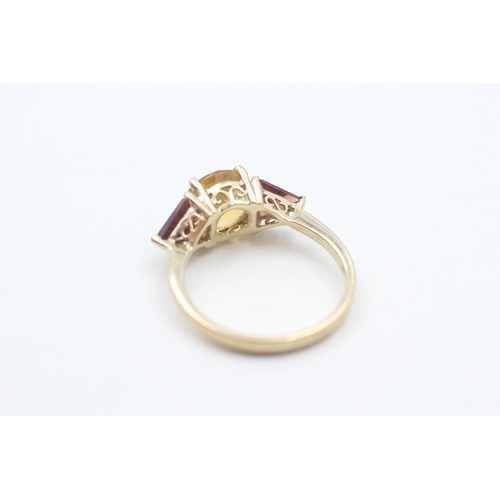 101 - 9ct gold citrine and garnet ring (2.4g) Size N