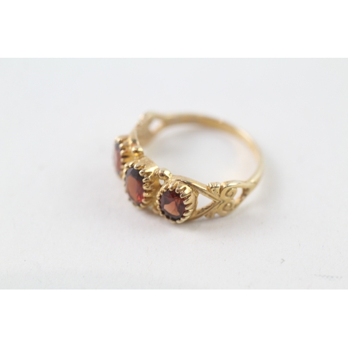 102 - 9ct gold garnet set trilogy ring (2.3g) Size L 1/2