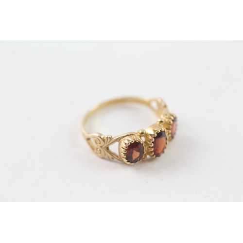 102 - 9ct gold garnet set trilogy ring (2.3g) Size L 1/2