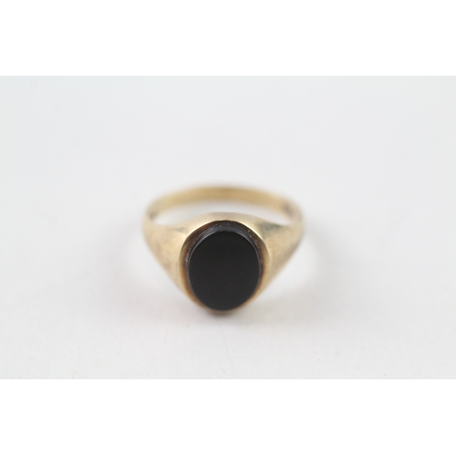 107 - 9ct gold onyx set signet ring (2.4g) Size J