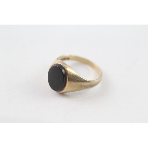 107 - 9ct gold onyx set signet ring (2.4g) Size J