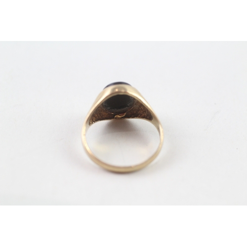 107 - 9ct gold onyx set signet ring (2.4g) Size J