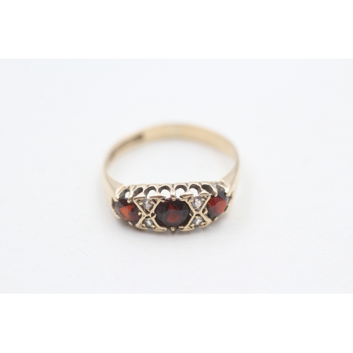 118 - 9ct gold garnet and diamond ring (2g) Size N