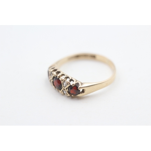 118 - 9ct gold garnet and diamond ring (2g) Size N