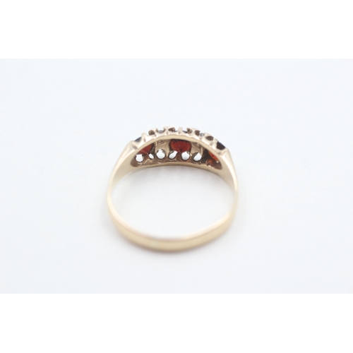 118 - 9ct gold garnet and diamond ring (2g) Size N