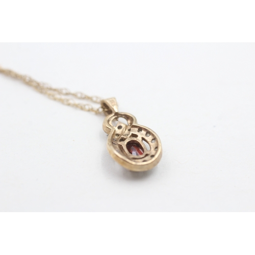 14 - 9ct gold garnet & diamond pendant necklace (2.2g)