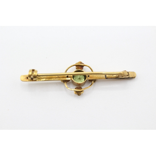 20 - 9ct gold peridot and split pearl brooch (2.2g)