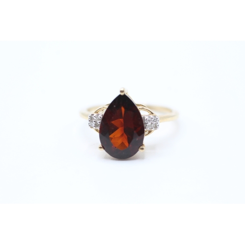 21 - 9ct gold diamond and garnet ring (2.5g) Size M