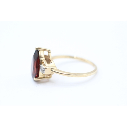 21 - 9ct gold diamond and garnet ring (2.5g) Size M