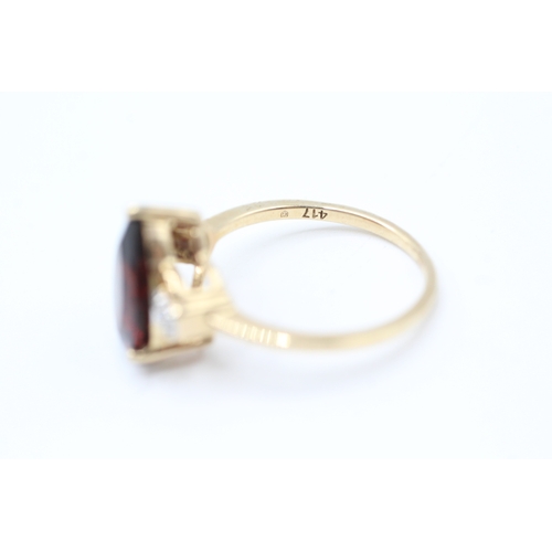 21 - 9ct gold diamond and garnet ring (2.5g) Size M