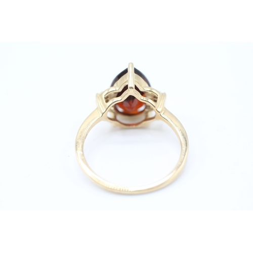 21 - 9ct gold diamond and garnet ring (2.5g) Size M