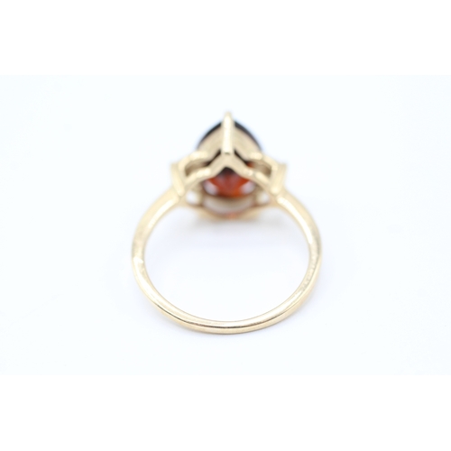 21 - 9ct gold diamond and garnet ring (2.5g) Size M