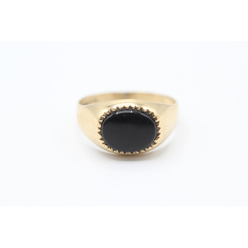 31 - 9ct gold and black onyx signet ring (2.6g) Size P