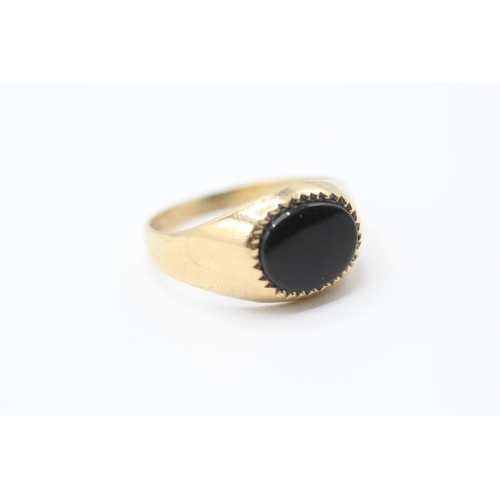 31 - 9ct gold and black onyx signet ring (2.6g) Size P