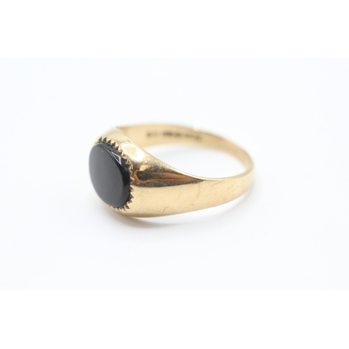 31 - 9ct gold and black onyx signet ring (2.6g) Size P