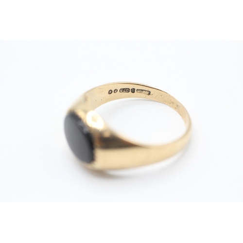 31 - 9ct gold and black onyx signet ring (2.6g) Size P