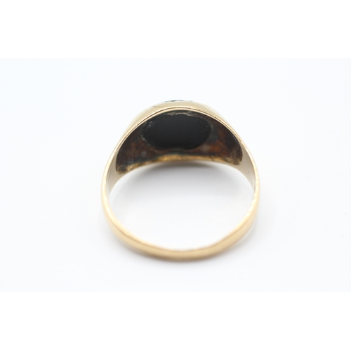 31 - 9ct gold and black onyx signet ring (2.6g) Size P