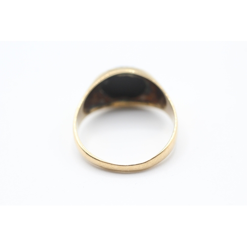 31 - 9ct gold and black onyx signet ring (2.6g) Size P